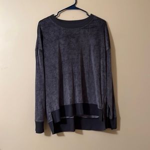 gray long sleeve tee